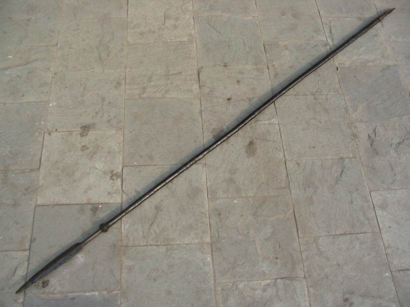 棍武术长器械,古代长兵器之一,用白腊杆制成.